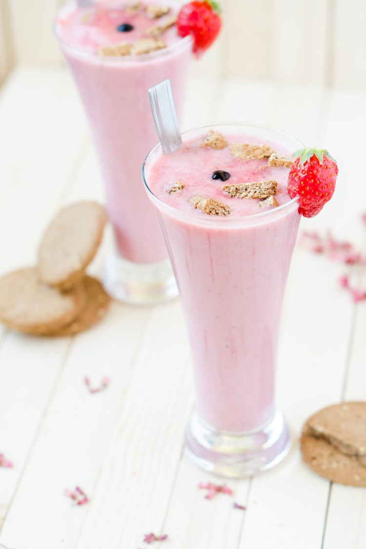 Strawberry Blueberry Milkshake with Cookies Recipe